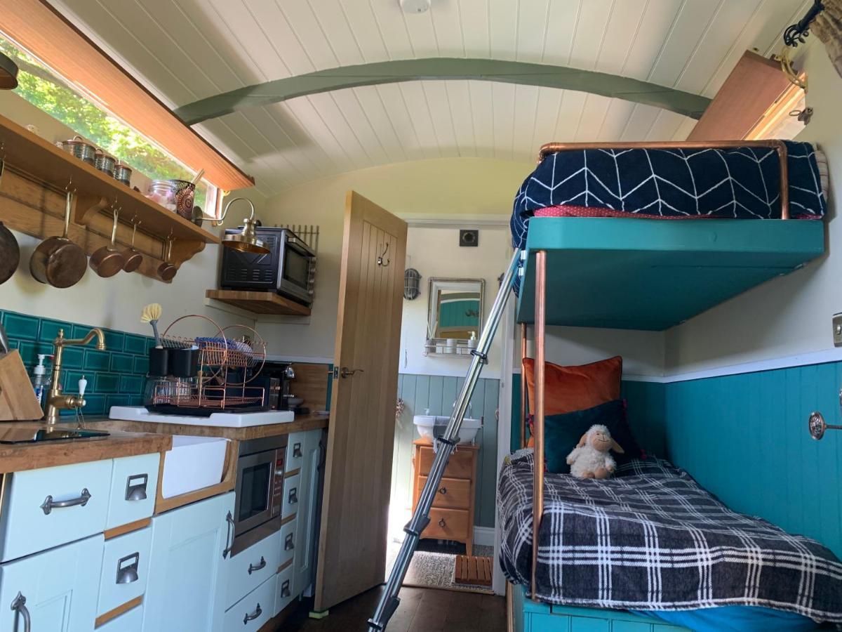Shepherds Hut With Scandinavian Hot Tub And Hydromassager Sway Zewnętrze zdjęcie