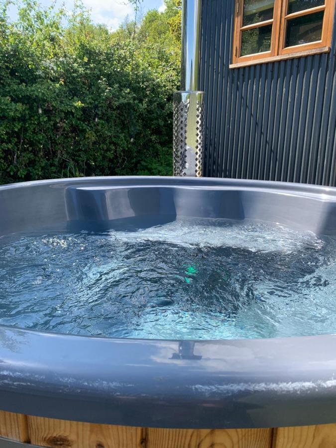 Shepherds Hut With Scandinavian Hot Tub And Hydromassager Sway Zewnętrze zdjęcie