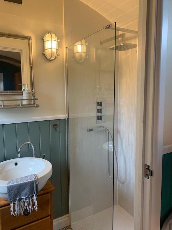 Shepherds Hut With Scandinavian Hot Tub And Hydromassager Sway Zewnętrze zdjęcie