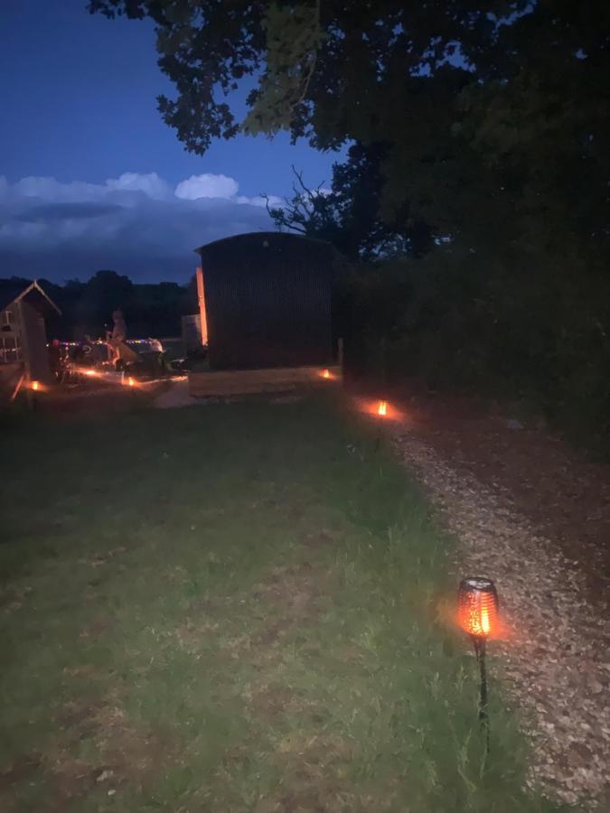 Shepherds Hut With Scandinavian Hot Tub And Hydromassager Sway Zewnętrze zdjęcie