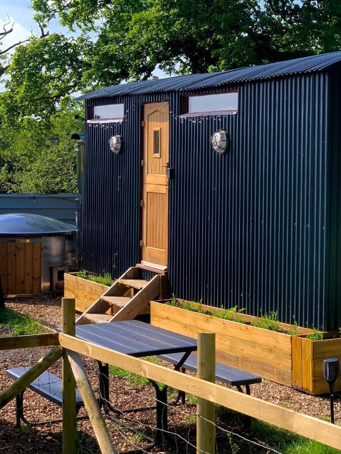 Shepherds Hut With Scandinavian Hot Tub And Hydromassager Sway Zewnętrze zdjęcie