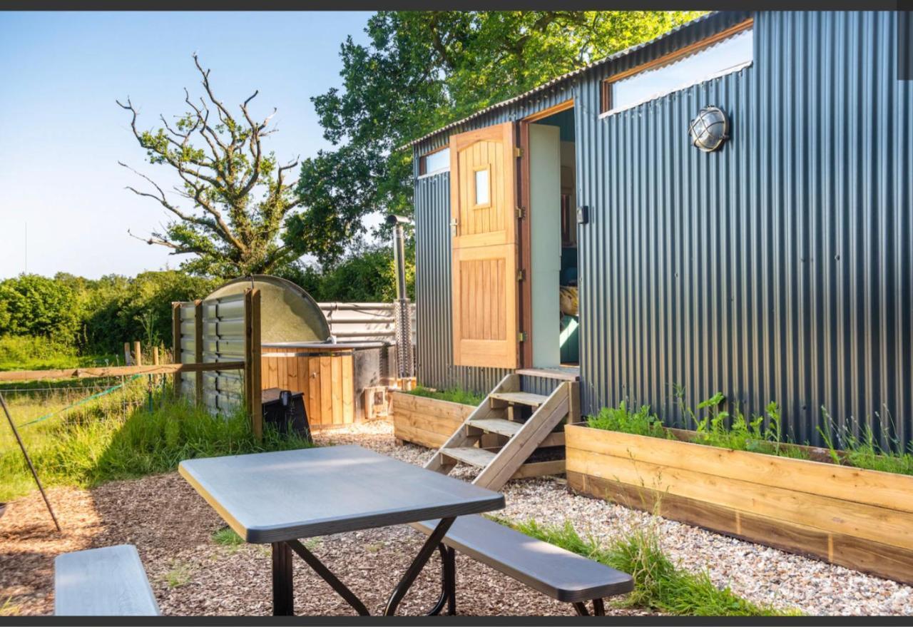 Shepherds Hut With Scandinavian Hot Tub And Hydromassager Sway Zewnętrze zdjęcie