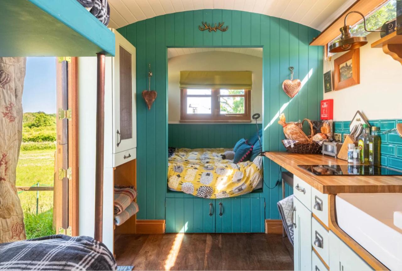 Shepherds Hut With Scandinavian Hot Tub And Hydromassager Sway Zewnętrze zdjęcie