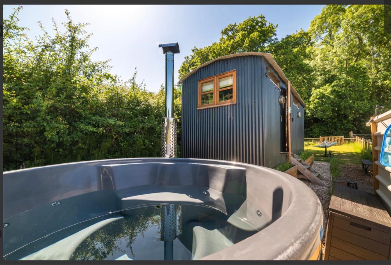 Shepherds Hut With Scandinavian Hot Tub And Hydromassager Sway Zewnętrze zdjęcie