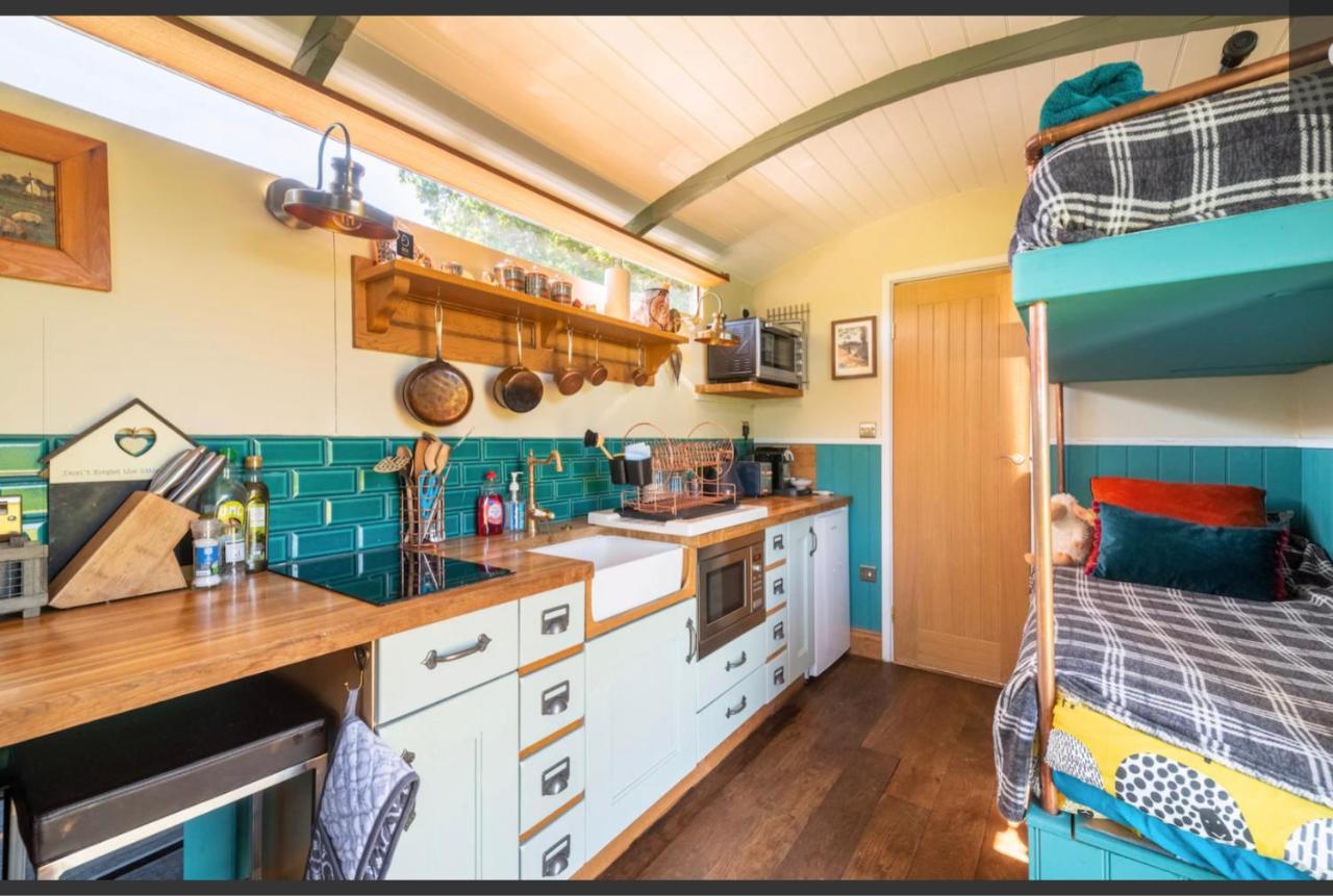 Shepherds Hut With Scandinavian Hot Tub And Hydromassager Sway Zewnętrze zdjęcie